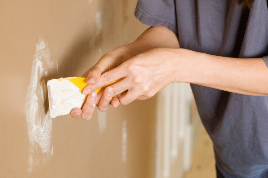 Reparar desconchones y grietas antes de pintar